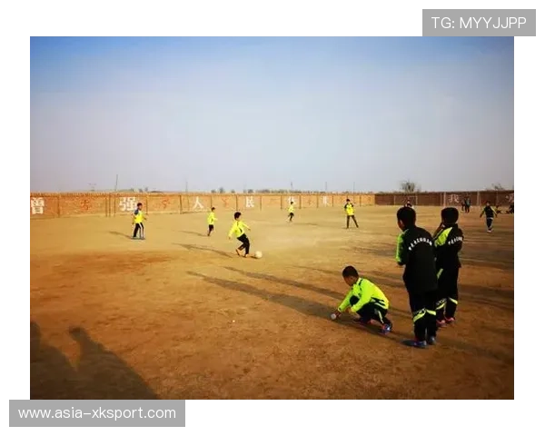 探访新疆沙漠足球场：牧民子弟用废旧材料筑起绿茵梦想