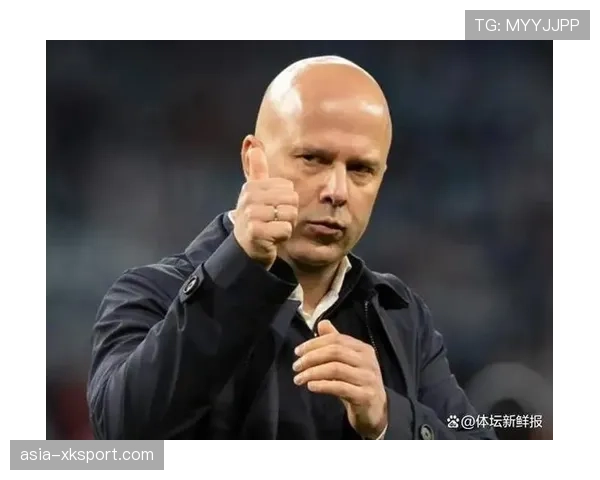 特写：终场哨响，40岁老将米尔纳向安菲尔德看台挥手致意