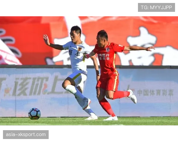 一场闷平后的更衣室：长春亚泰教练组反复观看防守录像，肯定球员纪律性。